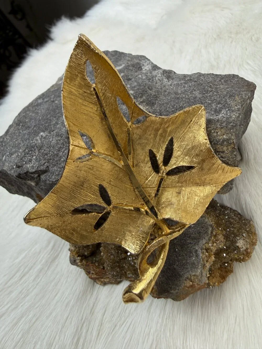 Vintage Gold Tone Ivy Cut-Out Brooch Figural 2